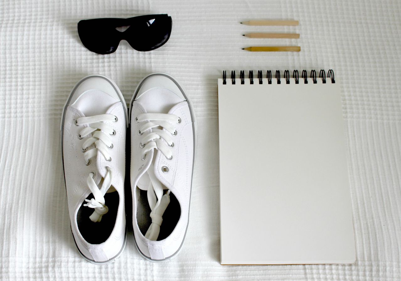 Expert Tip: How to Properly and Effectively Clean White Canvas Shoes ...